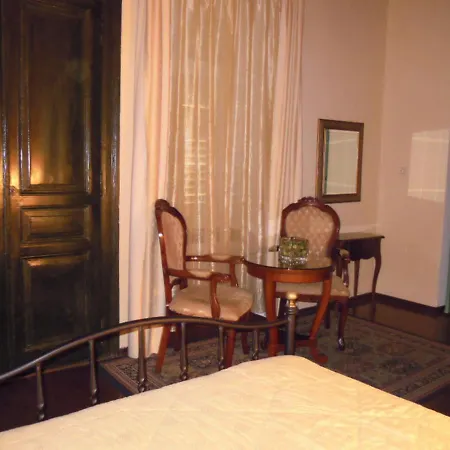 Atheaton Traditional Guest ηouse