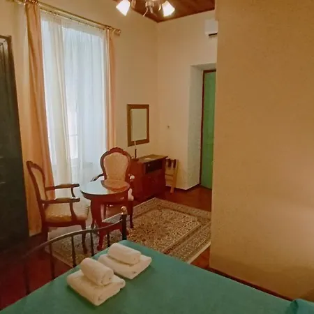 Atheaton Traditional Guest ηouse